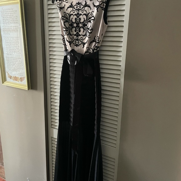 Evening wear - Picture 2 of 7